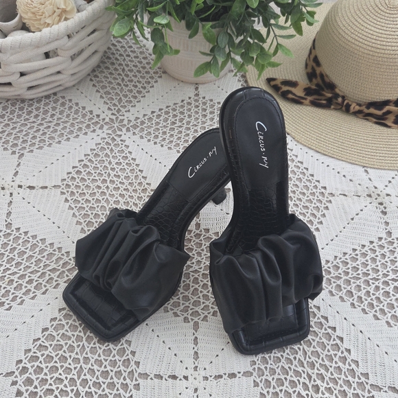 Circus by Sam Edelman Black Ruffled Slides - Picture 2 of 6